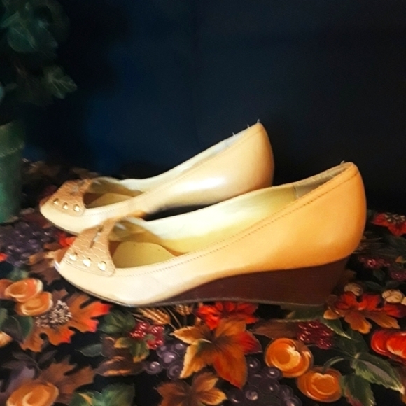 Liz Claiborne Tan Wedges - Picture 2 of 10